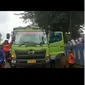 Sebuah video Bupati Lebak, Iti Octavia Jayabaya menaiki pintu truk Fuso dan marah-marah kepada supirnya viral di media sosial. (Foto: Instagram @viajayabaya)