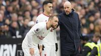 Pelatih Manchester United, Erik ten Hag memberi instruksi kepada Christian Eriksen sebelum memasuki lapangan saat menghadapi West Ham United pada laga pekan ke-18 Liga Inggris 2023/2024 di London Stadium, London, Sabtu (23/12/2023). (AP Photo/Kirsty Wigglesworth)