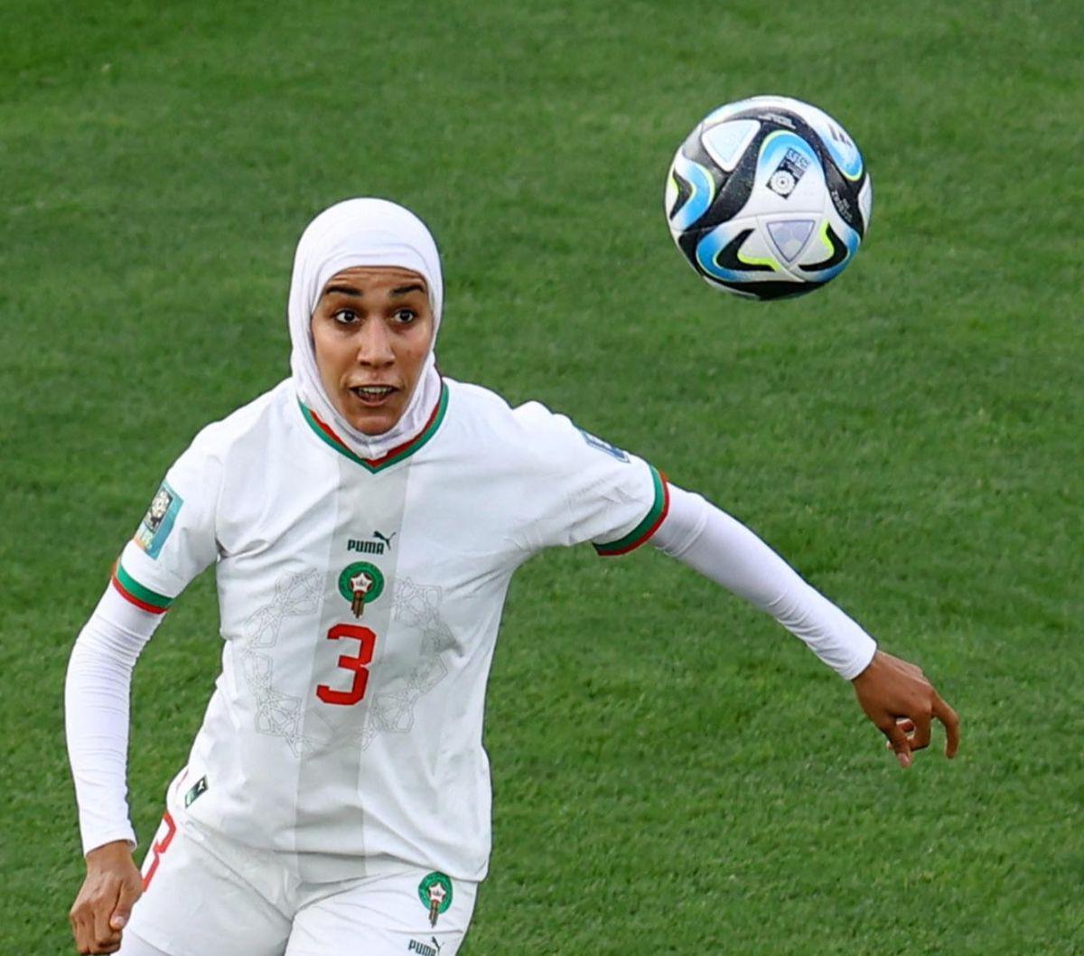 Pesepakbola wanita Timnas Maroko, Nouhaila Benzina berhasil mencetak sejarah. Dia menjadi pemain berhijab pertama yang tampil di Piala Dunia Wanita FIFA. 

Penampilan bersejarah itu dia catatkan ketika membela Timnas Maroko melawan Korea Selatan pada Sa