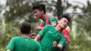 Duel udara punggawa Timnas Indonesia U19 saat mengikuti seleksi di NYTC-PSSI Sawangan, Depok, Jumat (3/3/2017). (Bola.com/Nicklas Hanoatubun)