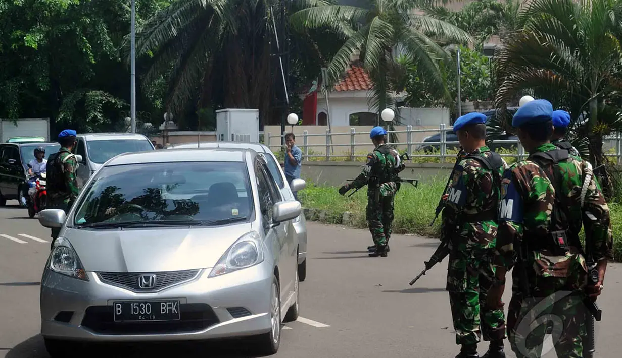 Arus lalu lintas di sekitar lokasi eksekusi lahan di kompleks TNI AL, Boulevard, Kelapa Gading, Jakarta, dialihkan. Tampak beberapa personel TNI AL mengatur arus lalu lintas, Rabu (14/1/2015). (Liputan6.com/Johan Tallo)