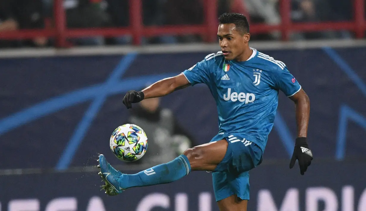 Alex Sandro - Pemain yang diboyong Juventus dari FC Porto pada musim panas 2015 ini merupakan andalan Si Nyonya Tua di posisi fullback kiri. Pemain yang mampu tampil sama baiknya saat bertahan dan menyerang ini menerima bayaran 195 ribu pounds per pekan di Allianz Stadium. (Foto:AFP/Kirill Kudryavts