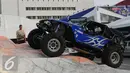 Proses loading mobil offroad peserta pameran Indonesia Internasional Motor Show 2015 di JIExpo Kemayoran, Jakarta, Selasa (18/8/2015). Sekitar 50-an brand mobil ternama akan ramaikan IIMS 2015. (Liputan6.com/Helmi Fithriansyah)