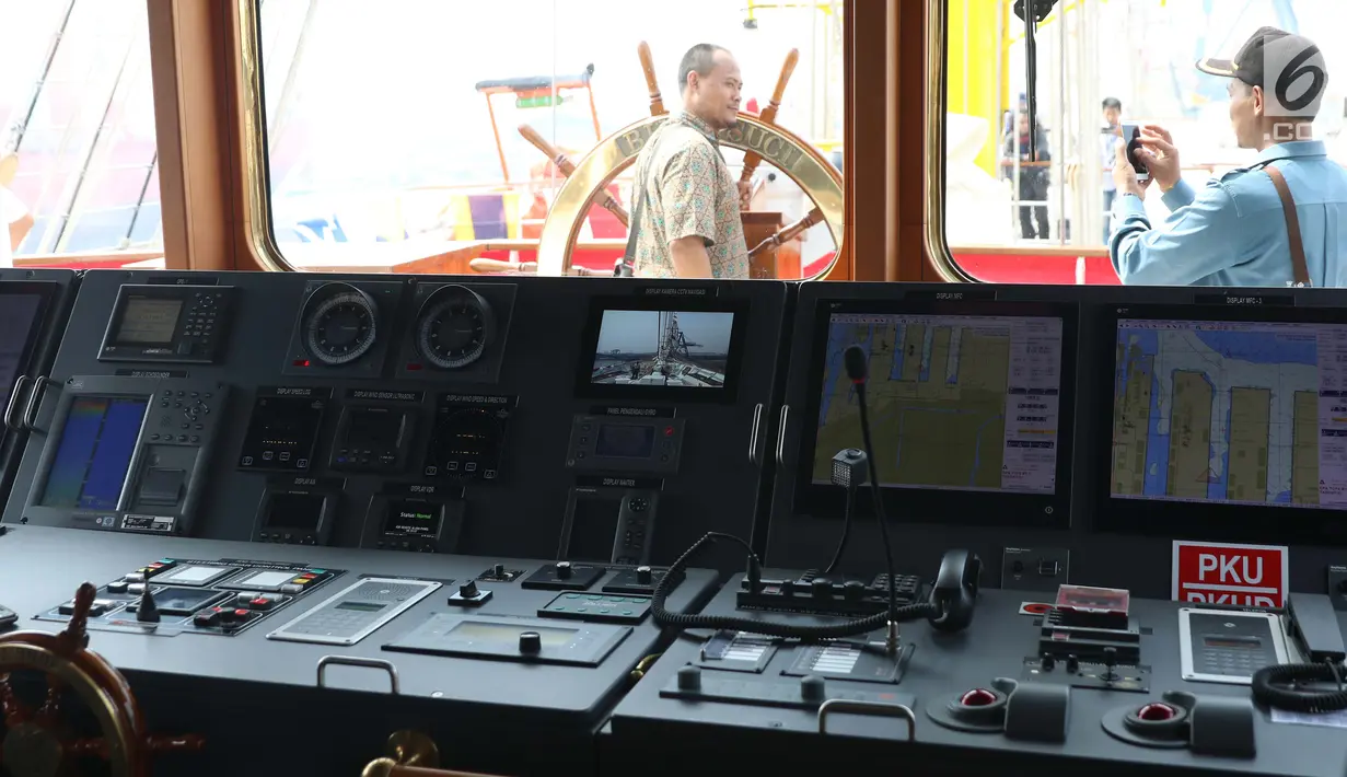 Ruang kemudi KRI Bima Suci yang bersandar di Pelabuhan Tanjung Priok, Jakarta Utara, Kamis (16/11). KRI BIma Suci dibuat di galangan kapal Construcciones Navales Paulino Freire, Vigo, Spanyol, selama 22 bulan. (Liputan6.com/Angga Yuniar)