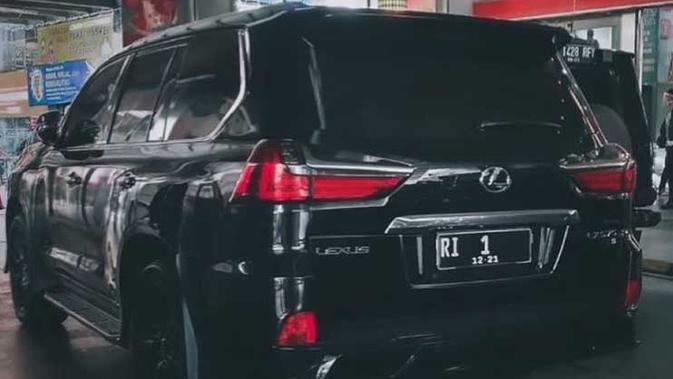 SUV yang menjadi mobil dinas Jokowi saat mengunjungi Pusat Tekstil Grosir Terbesar, Tanag Abang. (IG Plat_Dinas_Official)