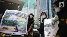 Aktivis Gerakan #BersihkanIndonesia menggelar aksi di Gedung BPJS Ketenagakerjaan, Selasa (23/11/2021). Mereka mendesak lembaga jaminan dana sosial pekerja milik negara ini berhenti terlibat dalam investasi yang merusak lingkungan dan hidup masyarakat di Kalimatan Timur. (Liputan6.com/Faizal Fanani)
