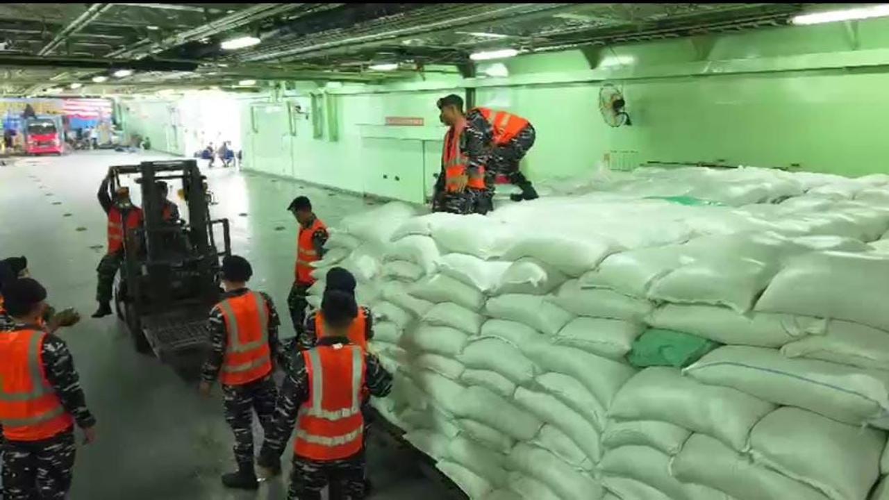Suplai Logistik Terbatas, KRI BAC-593 Bawa Bantuan 320 Ton Beras Bulog Menuju Nias