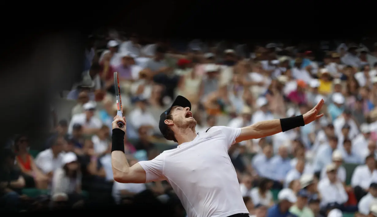 Petenis asal Inggris, Andy Murray, saat pertandingan melawan petenis Slovakia, Martin Klizan pada babak kedua Prancis Terbuka di Stadion Roland Garros, (01/06/2017). Murray menang dengan 6-7, 6-2, 6-2, 7-6.(AP/Petr David Josek)