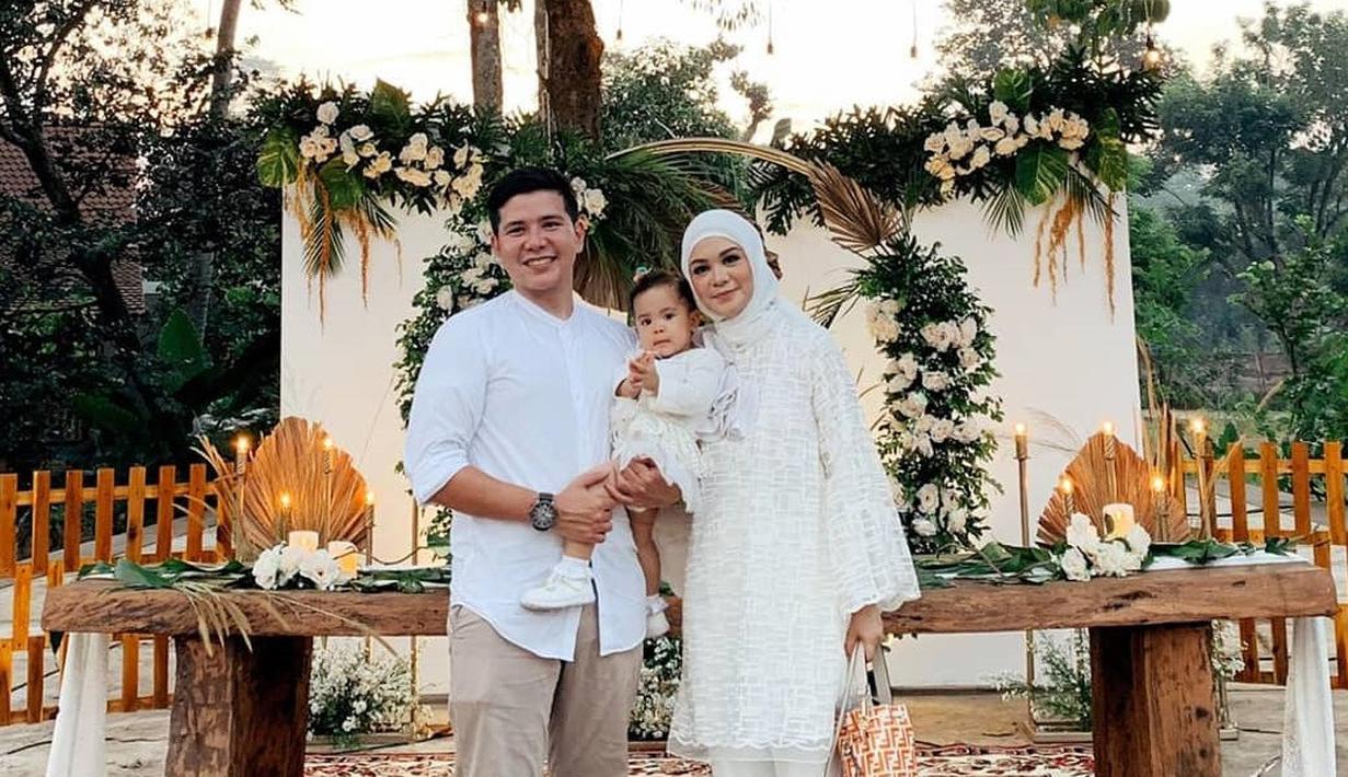 Kebahagiaan pun makin bertambah ketika pasangan ini dikaruniai seorang anak perempuan. Khawla Saila Kamil lahir pada 6 Januari 2018. Kehadiran buah hati makin memberi warna baru pada keluarga kecil ini. (Liputan6.com/IG/@haykalkamil)