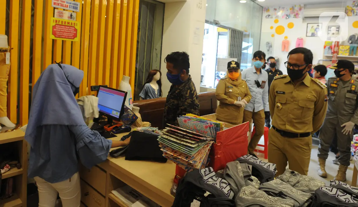 Wali Kota Bogor Bima Arya melakukan sidak di sebuah toko di kawasan Pasir Kuda, Bogor, Senin (4/5/2020). Penyegelan dua toko ini dilakukan karena pelanggaran zona PSBB jilid dua, dimana hanya toko sembako, apotik dan toko makanan yang diperbolehkan buka. (merdeka.com/Arie Basuki)