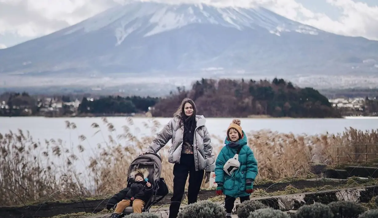 <p>Dalam keterangan Instagramnya, saat sampai di Jepang ternyata cukup banyak destinasi yang gagal dikunjungi karena Mars, putra bungsunya rewel. Ringgo pun menceritakan momen ini dengan kocak, pasalnya saat berada di mall, putranya ini sempat rewel hingga istrinya gagal borong belanjaan. (Liputan6.com/IG/@ringgoagus)</p>