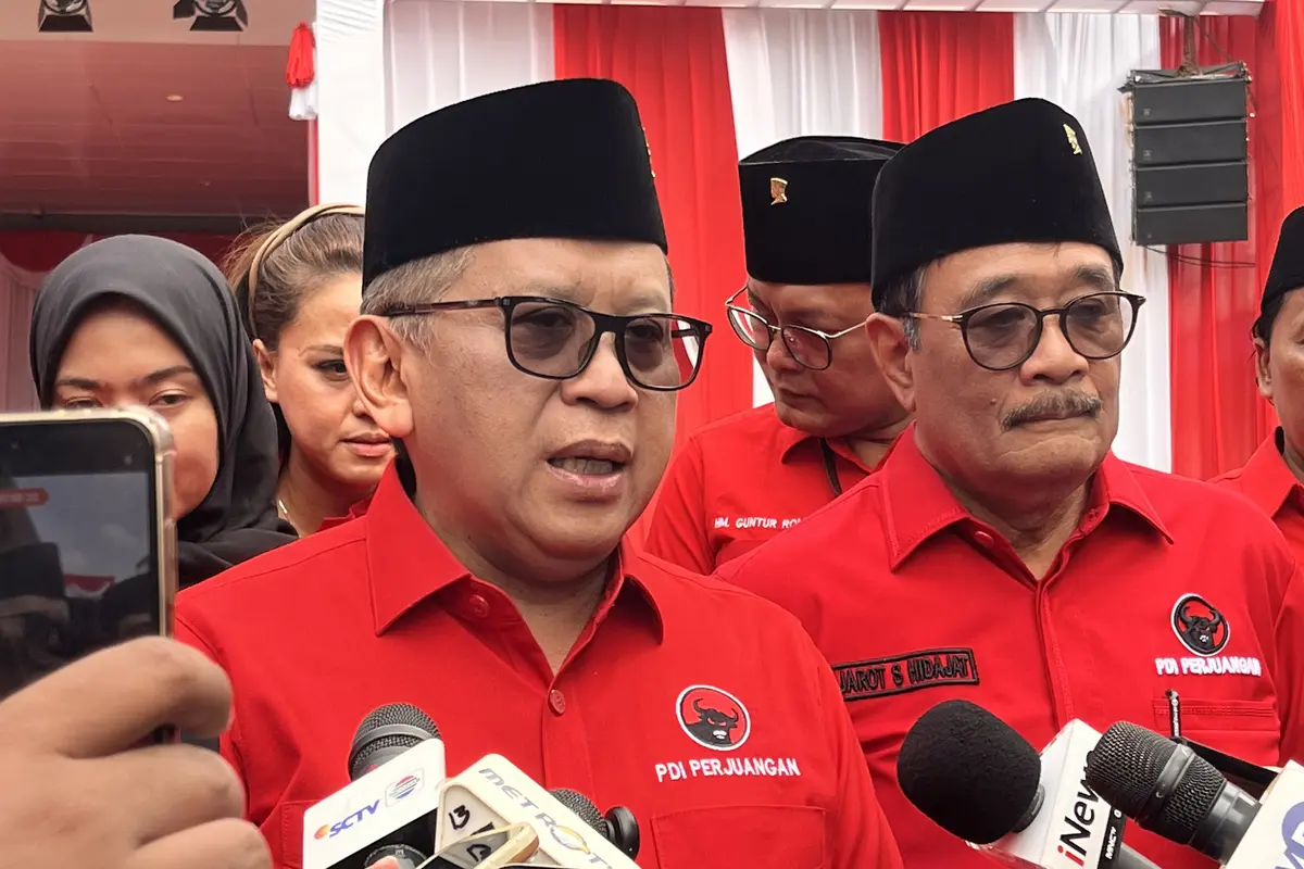 Sekjen PDIP Hasto Kristiyanto usai memimpin Upacara Pengibaran Bendera Merah Putih dalam rangka Hari Lahir Pancasila, Senin (1/6/2026).