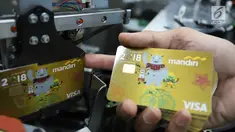 Petugas sedang mencetak kartu kredit edisi Asian Games 2018 di Unit Pembuatan Kartu Bank Mandiri, Jakarta, Kamis (1/3). Sebagai Official Prestige Partner, Bank Mandiri menerbitkan kartu kredit edisi Asian Games 2018. (Liputan6com/Angga Yuniar)