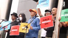 Tak hanya bernyanyi bareng Slank, Saut Situmorang juga unjuk kebolehan bermain saxophone.