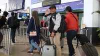 Djadjang Nurdjaman berpamitan pulang ke Bandung dari Bandara Juanda, Sidoarjo, Minggu (11/8/2019). (Bola.com/Aditya Wany)