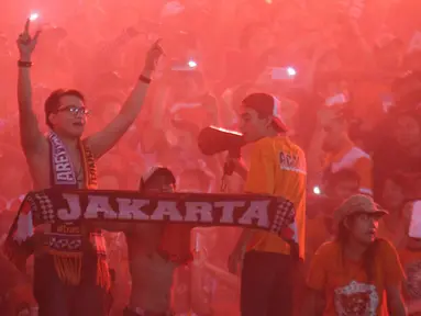 Pendukung Persija Jakarta, The Jakmania, merayakan hari jadi klub kesayangannya dengan menyaksikan laga Piala Jenderal Sudirman melawan Arema Cronus di Stadion Kanjuruhan, Malang, Sabtu (28/11/2015). (Bola.com/Robby Firly) 
