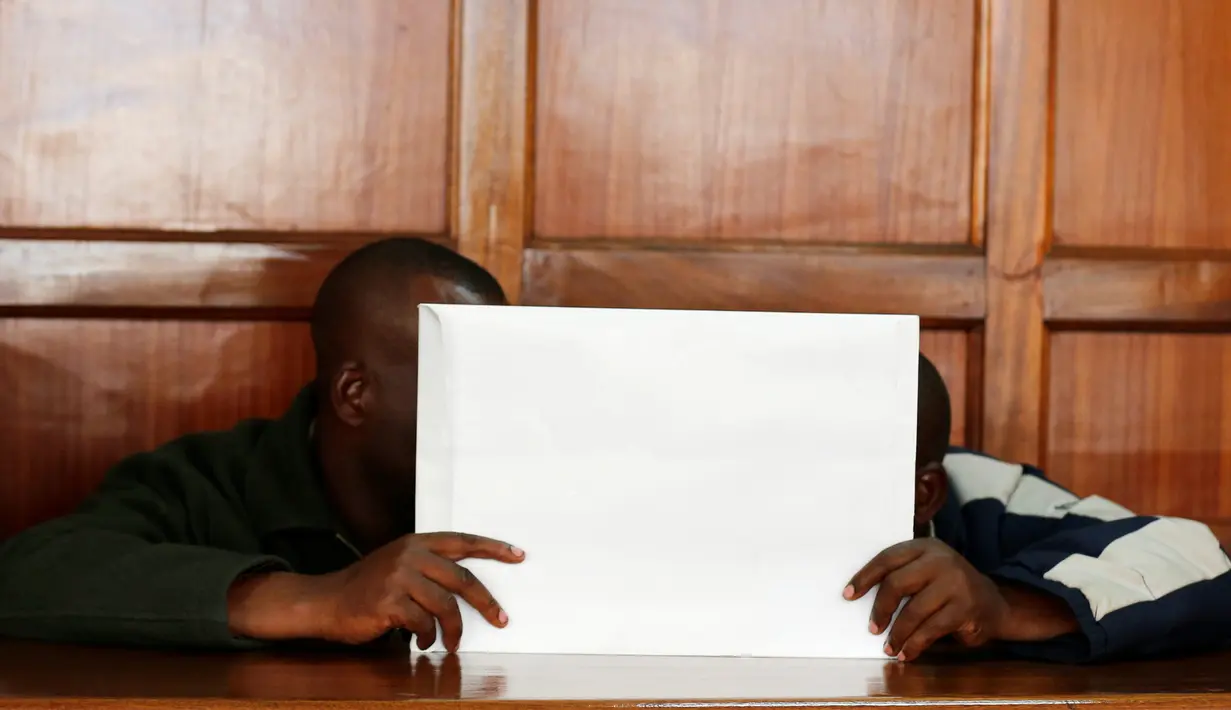 Pengusaha Samuel Kamau Karanja (kanan) dan saudaranya Henry Muiruri Karanja tampak menutup mukanya di pengadilan Magistrates Court di Milimani , Nairobi , Kenya (3/5/2016). Gedung yang ambruk itu baru berusia 2 tahun. (REUTERS / Thomas Mukoya) 