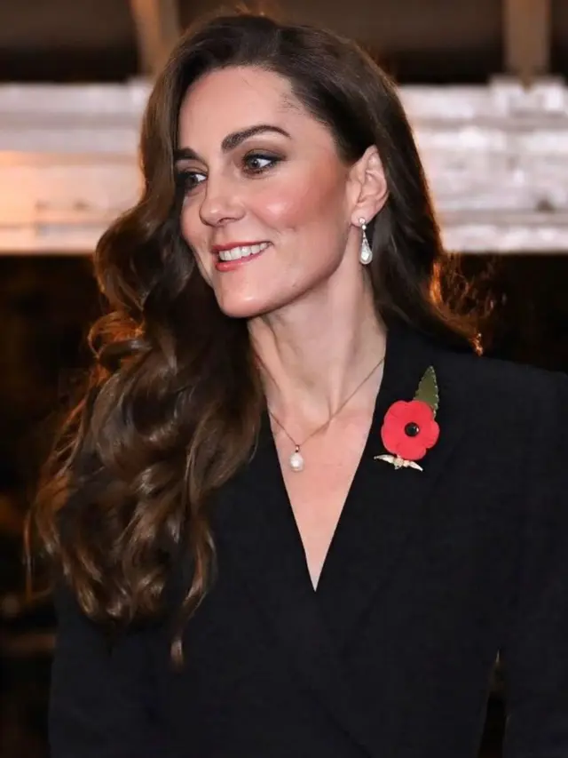Tampil Dua Hari Berturut-Turut, Kate Middleton Tampikan Pesona Berbeda dengan Gaun Hitam