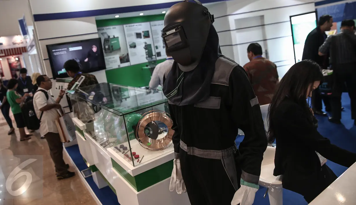 Peralatan pengelasan untuk pembuatan kapal  pada pameran INAMARINE 2016 di Jakarta, Rabu (18/5). Pameran itu menampilkan teknologi dan peralatan perkapalan, shipyard, offshore, pelabuhan, coating, cat, pengelasan dan logistik. (Liputan6.com/Faizal Fanani)