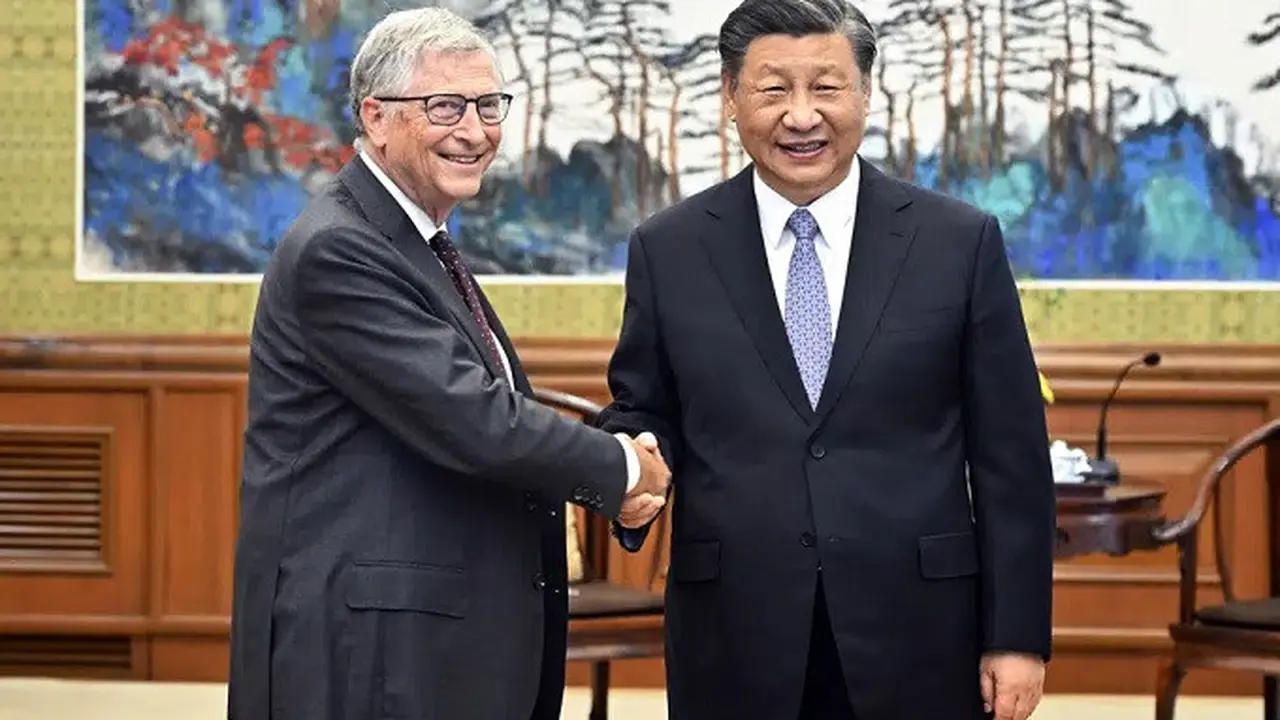 Presiden China Xi Jinping dan Bill Gates bertemu di Beijing pada Jumat (16/6/2023). (Dok. Yin Bogu/Xinhua via AP)