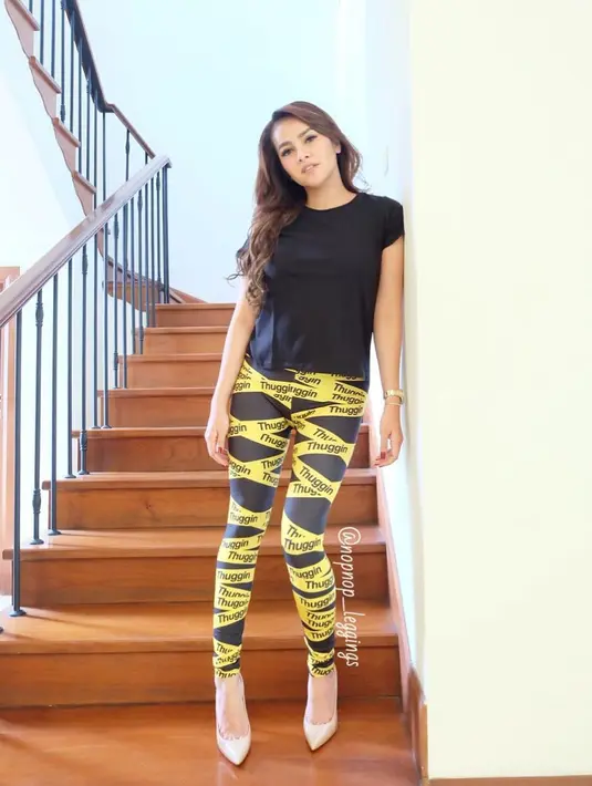 Sudah memiliki tiga orang anak namun penampilan Olla tetap seperti anak muda. Olla begitu pandai memadu padankan busana yang dikenakannya, serta pemilihan model dan warnanya. (Instagram/ollaramlanaufar)