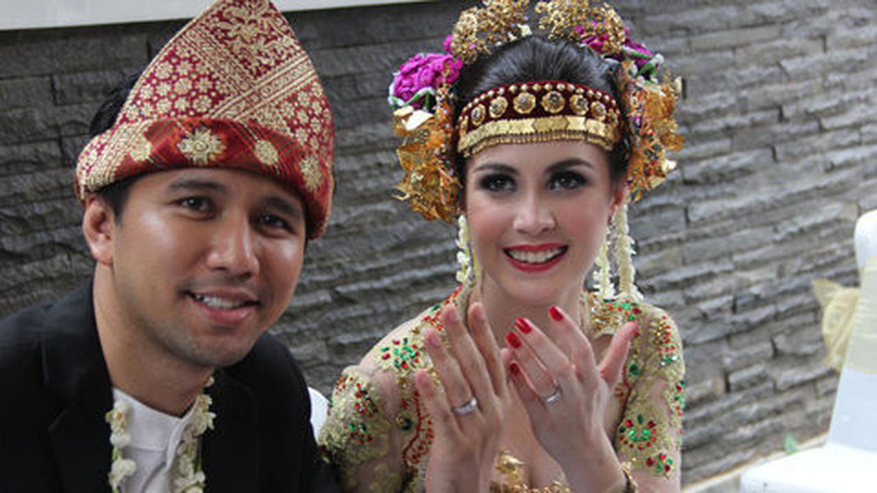 Nikah muda bukan berarti rawan cerai, 6 artis ini jadi buktinya