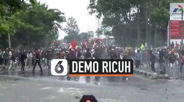 006853700_1602141883-MENCEKAM__LEMPARAN_BATU_DEMONSTRAN_HINGGA_PERUSAKAN_MOBIL_POLISI