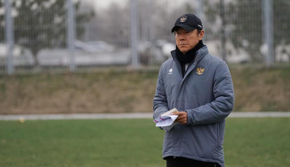 Pelatih Timnas Indonesia U-20, Shin Tae-yong, memimpin sesi latihan jelang laga melawan Suriah pada matchday kedua Grup A Piala Asia U-20 2023 di Uzbekistan, Jumat (3/3/2023). (Dok. PSSI)