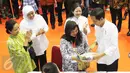 Presiden Jokowi melihat proses penggunaan Kartu Keluarga Sejahtara (KKS) untuk berbelanja bahan pokok di e-warong, di Jakarta, Kamis (23/2). E-warong merupakan agen bank pemerintah yang tergabung dalam Himpunan Bank Negara. (Liputan6.com/Angga Yuniar)
