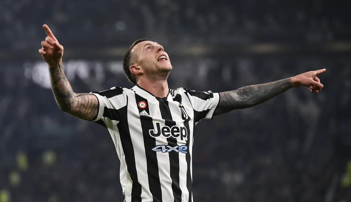 Gelandang Juventus, Federico Bernardeschi berselebrasi usai mencetak gol ke gawang Cagliari pada pertandingan lanjutan Liga Serie A Italia di Stadion Allianz di Turin, Italia, Rabu (22/12/2021). Juventus menang atas Cagliari 2-0. (Fabio Ferrari/LaPresse via AP)