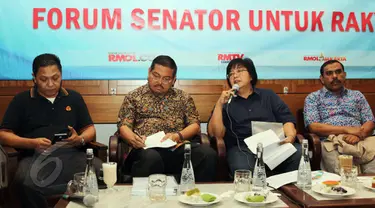 Menteri LHK, Siti Nurbaya (kedua kanan) dan Ketua Komisi III DPD RI Parlindungan Purba (kedua kiri) pada dialog Forum Senator untuk Rakyat "Hutan Indonesia di Persimpangan Nawacita" di kawasan Cikini, Jakarta, Minggu (31/5). (Liputan6.com/Helmi Afandi)