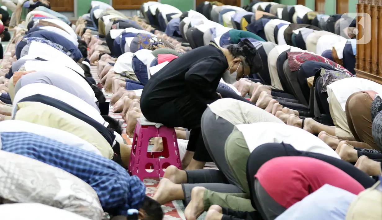 Umat Muslim Sholat Tarawih di Masjid Agung Al-Azhar, Jakarta, Jumat (1/4/2022). Masjid Al-Azhar memulai Sholat Tarawih, Jumat malam (1/4), sesuai perhitungan wujudul hilal Majelis Tarjih dan Tajdid PP Muhammadiyah yang menetapkan awal Ramadhan 2 April 2022. (Liputan6.com/Helmi Fithriansyah)