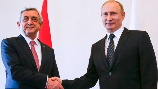 Presiden Rusia Vladimir Putin (kanan) dengan Mantan Perdana Menteri Armenia Serzh Sargsyan -- yang dalam foto itu masih menjabat sebagai Presiden Armenia (AFP Photo/Dmitry Lovetsky)