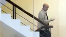 Presiden Direktur PT Pembangkit Jawa-Bali Investasi Gunawan Yudi Hariyanto menaiki tangan menuju ruang penyidik KPK, Jakarta, Kamis (27/9). Gunawan diperiksa untuk melengkapi berkas penyidikan mantan Menteri Sosial Idrus Marham. (Merdeka.com/Dwi Narwoko)