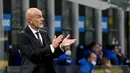 Pelatih AC Milan, Stefano Pioli, memperhatikan pemainnya saat menghadapi Inter Milan pada laga lanjutan Liga Italia di Stadion San Siro, Sabtu (17/10/2020) malam WIB. Dalam laga Derby Della Madonnina ini, AC Milan menang 2-1 atas Inter Milan. (AFP/Miguel Medina