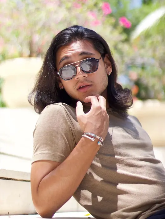 Tengah menikmati hari santai, bintang web series Turn On tersebut tampil simpel dan kece dalam balutan kaus. Apalagi Giorgino Abraham semakin menawan dengan memakai kacamata hitam. (Liputan6.com/IG/@giorgino_abraham)
