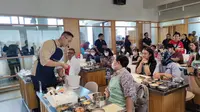 Serunya Baking Class Bareng Chef Yuda Bustara, Berkreasi Ciptakan JOYfully Cake (Doc: First Media)