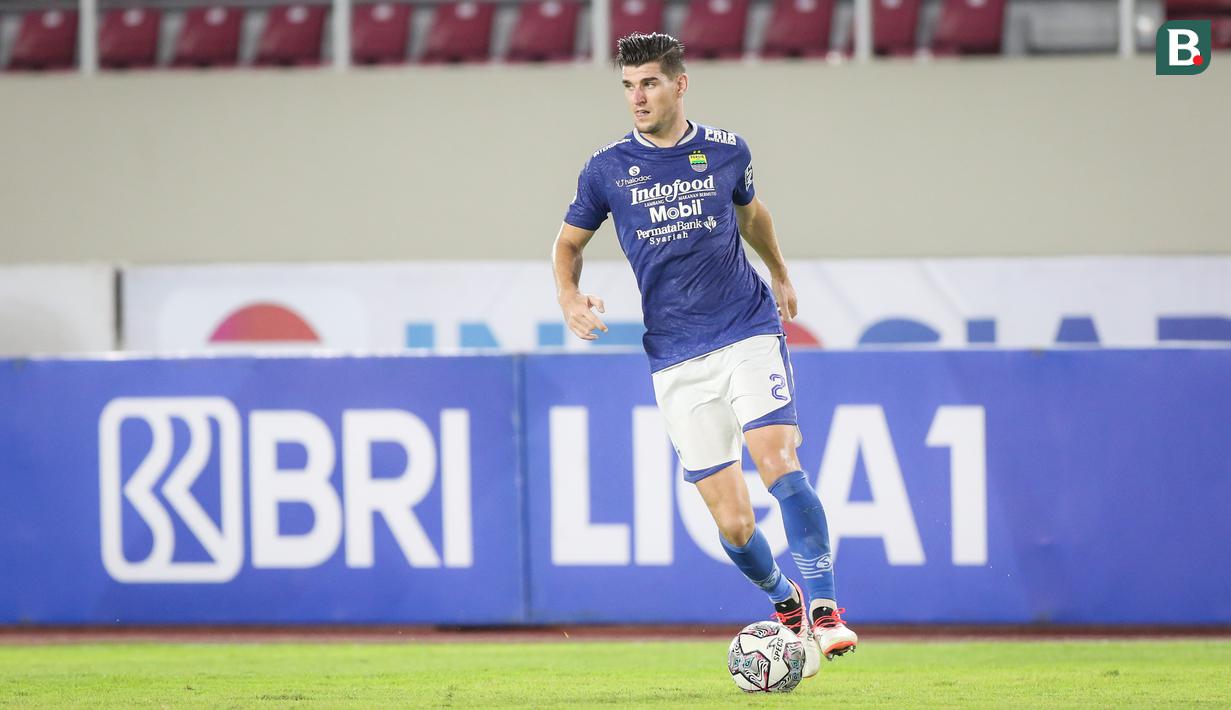 Nick Kuipers merupakan bek dengan kemampuan melakukan sapuan, tekel, dan intersep yang baik. Ia juga piawai dalam melakukan umpan-umpan panjang dari lini belakang. Tak heran jika Persib mampu bersaing di papan atas dan finis sebagai runner up BRI Liga 1 2021/22. (Bola.com/Bagasakara Lazuardi)