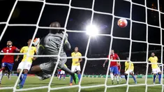 Penjaga gawang Brazil Jefferson salah mengantisipasi bola yang ditendang Eduardo Vargas pada laga kualifikasi Piala Dunia 2018 di Santiago, Chile, Kamis (08/10/2015). Chile menang 2-0. (REUTERS/Ivan Alvarado)