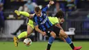 Gelandang Inter Milan, Borja Valero, berebut bola dengan bek Getafe, Marc Cucurella, pada laga 16 besar Liga Europa 2019/2020 di Veltins Arena, Kamis (6/8/2020) dini hari WIB. Inter Milan menang 2-0 atas Getafe. (AFP/Lars Baron/various sources)
