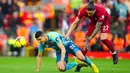 Pemain Liverpool Darwin Nunez (kanan) berebut bola dengan pemain Southampton Mohamed Elyounoussi pada pertandingan sepak bola Liga Inggris di Stadion Anfield, Liverpool, Inggris, 12 November 2022. Liverpool mengalahkan Southampton dengan skor 3-1. (AP Photo/Jon Super)