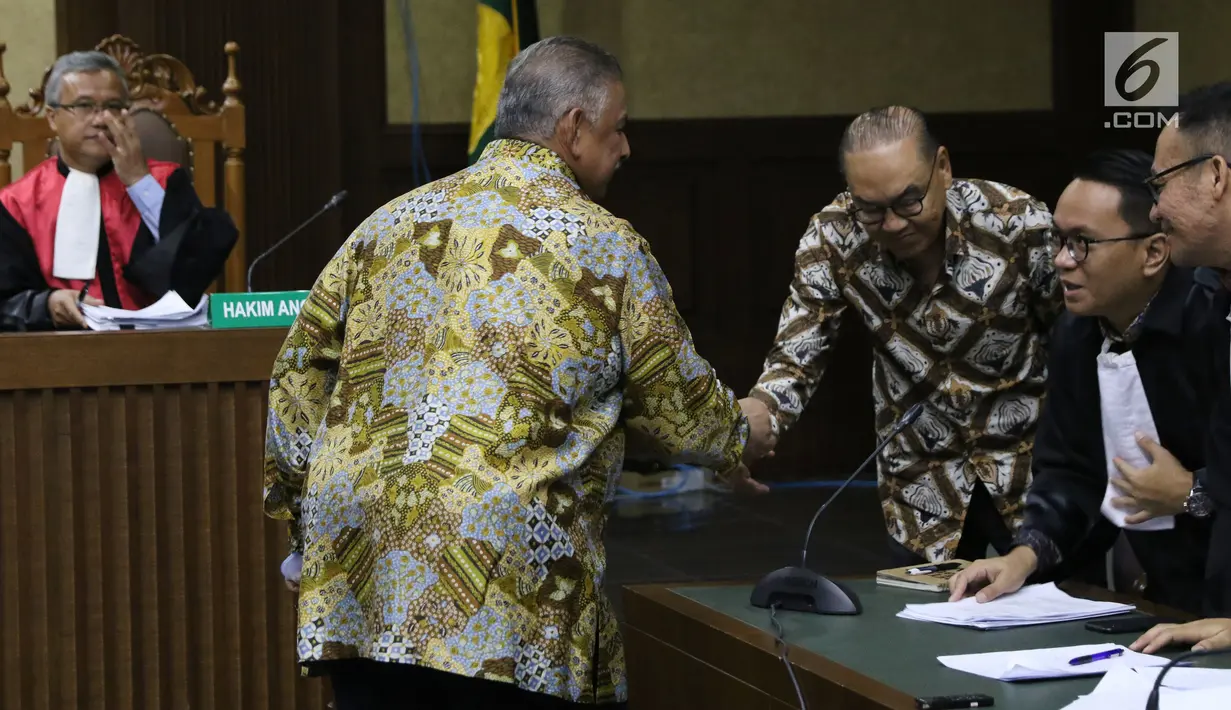 Dirut PT PLN (Persero), Sofyan Basir menyalami terdakwa kasus suap pembangunan PLTU Riau-1, Johannes Budisutrisno Kotjo usai memberi kesaksian pada sidang lanjutan di Pengadilan Tipikor, Jakarta, Kamis (25/10). (Liputan6.com/Helmi Fithriansyah)