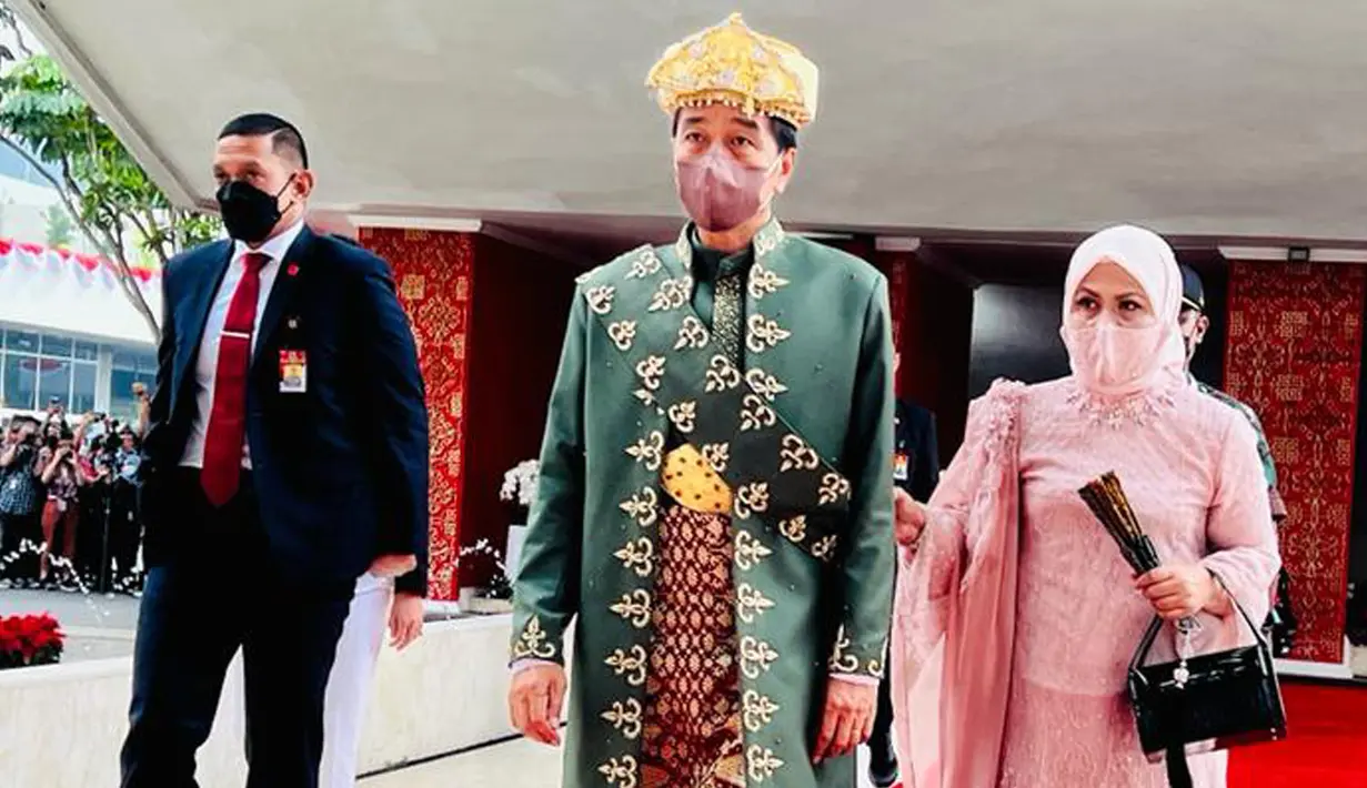 <p>Presiden Joko Widodo atau Jokowi (tengah) beserta Ibu Iriana Joko Widodo (kanan) tiba di Gedung Nusantara MPR/DPR/DPD RI, Jakarta, Selasa (16/8/2022). Dalam kesempatan kali ini, Presiden Jokowi memilih Baju Paksian asal Provinsi Bangka Belitung. (Foto: Laily Rachev - Biro Pers Sekretariat Presiden)</p>