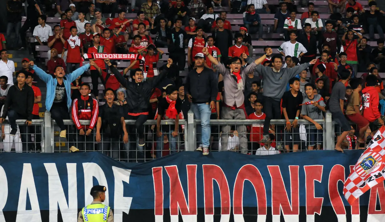 Sejumlah pendukung timnas Indonesia bersorak usai menyaksikan laga kualifikasi grup H Piala Asia 2016 antara Indonesia U-23 melawan Timor Leste di Stadion GBK Jakarta, (27/3/2015). Indonesia unggul 5-0 atas Timor Leste. (Liputan6.com/Helmi Fithriansyah)