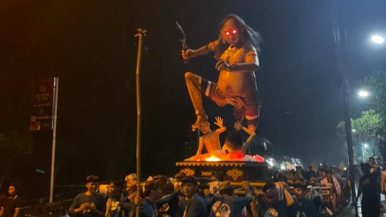 Meriahnya Pawai Ogoh-Ogoh Karya Lintas Agama di Lumajang Jelang Hari Raya Nyepi