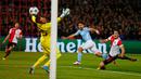 Pemain Manchester City, Sergio Aguero menendang bola melewati kiper Feyenoord untuk mencetal gol dalam laga perdana babak penyisihan Grup F Liga Champions di De Kuip, Rabu (13/9). Manchester City menaklukkan Feyenoord 4-0. (AP Photo/Peter Dejong)