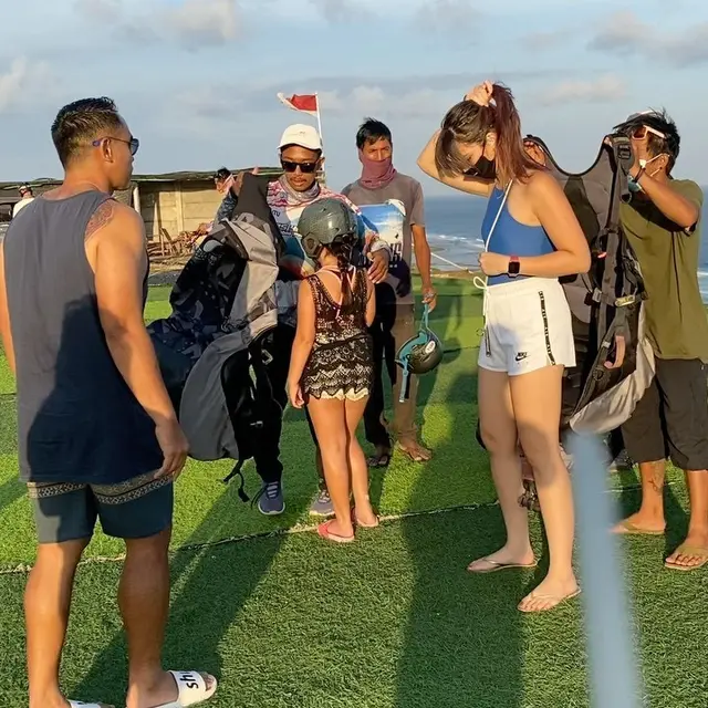 7 Potret Liburan Nia Ramadhani di Bali, Jajal Main Paralayang