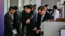 Delegasi melakukan body checking beserta barang bawaan oleh pihak keamanan sebelum memasuki plannery hall saat pembukaan KTT ASEAN ke-43 di Jakarta Convention Center, Senayan, Jakarta, Selasa (5/9/2023). (Liputan6.com/Faizal Fanani)
