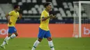 Brasil tampak lebih banyak melakukan serangan di babak kedua dan akhirnya berbuah manis pada menit ke-78. Umpan silang Renan Lodi berhasil ditanduk oleh Firmino dan menjebol gawang David Ospina. (Foto: AP/Bruna Prado)