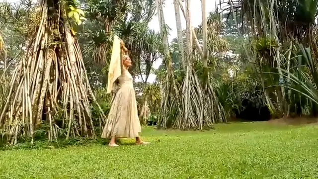 Titi Qadarsih dalam video tersebut menari dengan luwes (Youtube Ari Rangkuty)